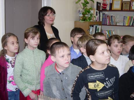 Ученики школы № 45 на утреннике, посвящённом творчеству поэта А. М. Береснева. Бересневские чтения. 17 января 2003 года